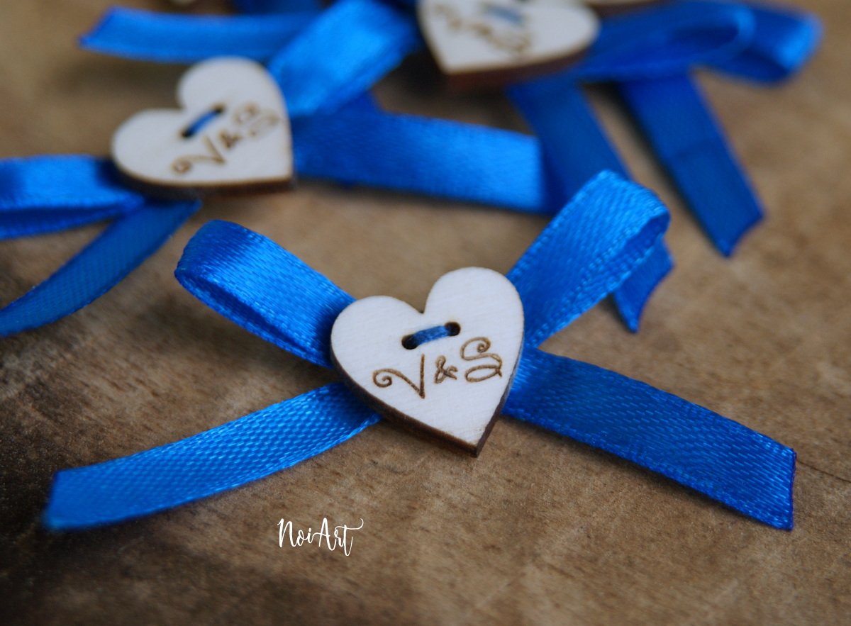 Svadobné pierka modré, srdiečka s iniciálkami na stužke