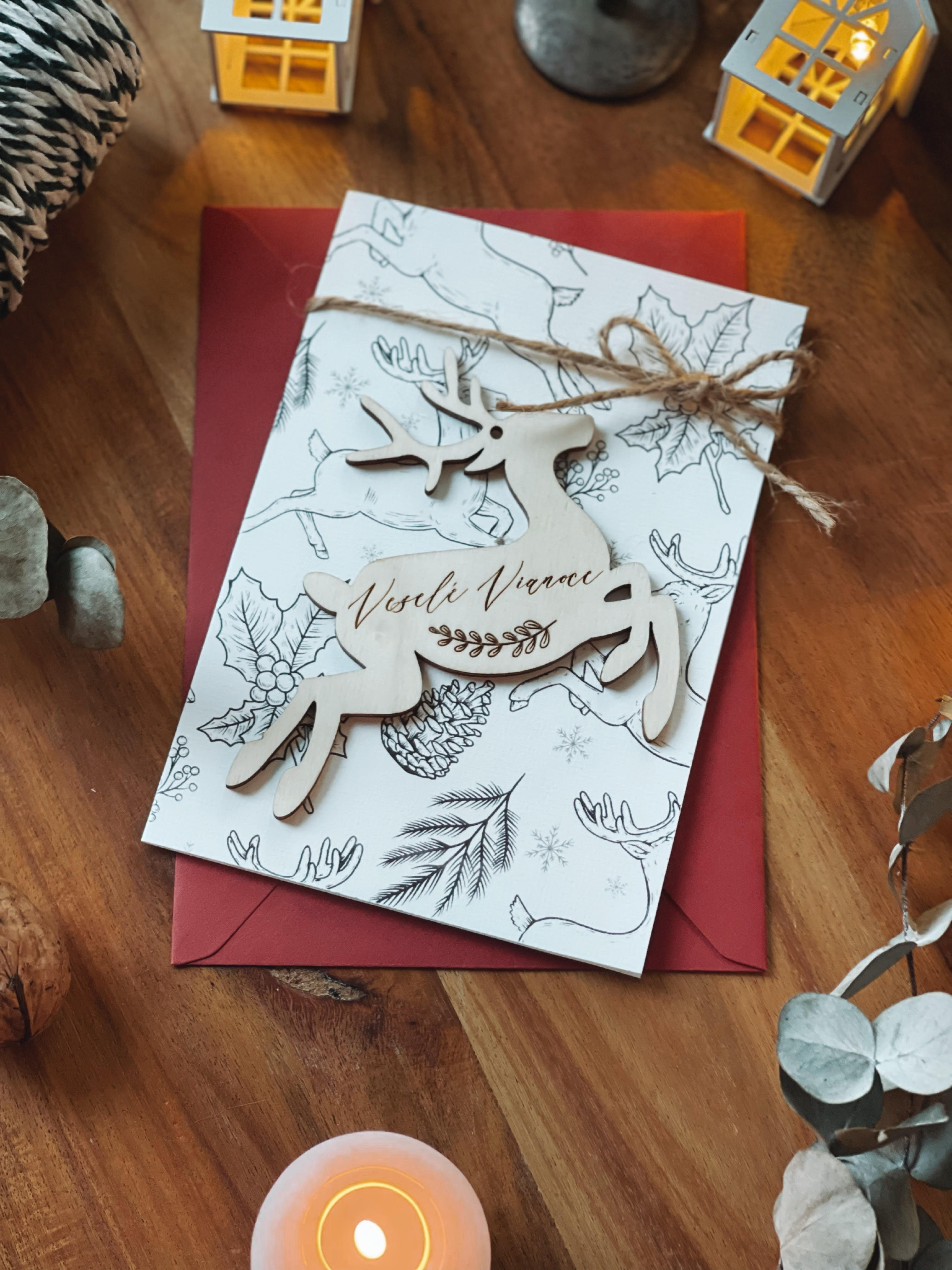Vianočná pohľadnica s ozdobou Jeleň