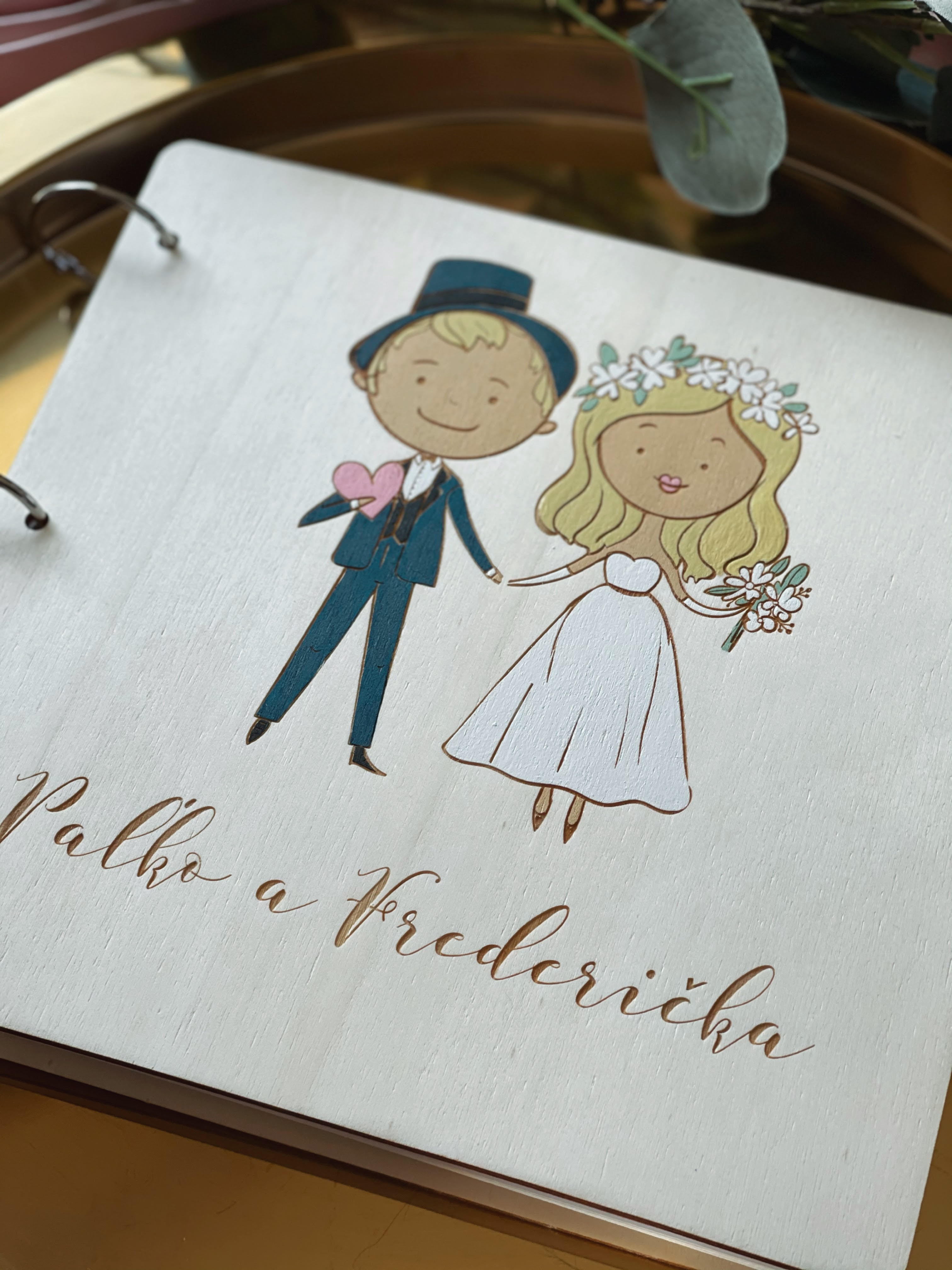 Svadobná kniha hostí, drevený fotoalbum - párik maľovaný
