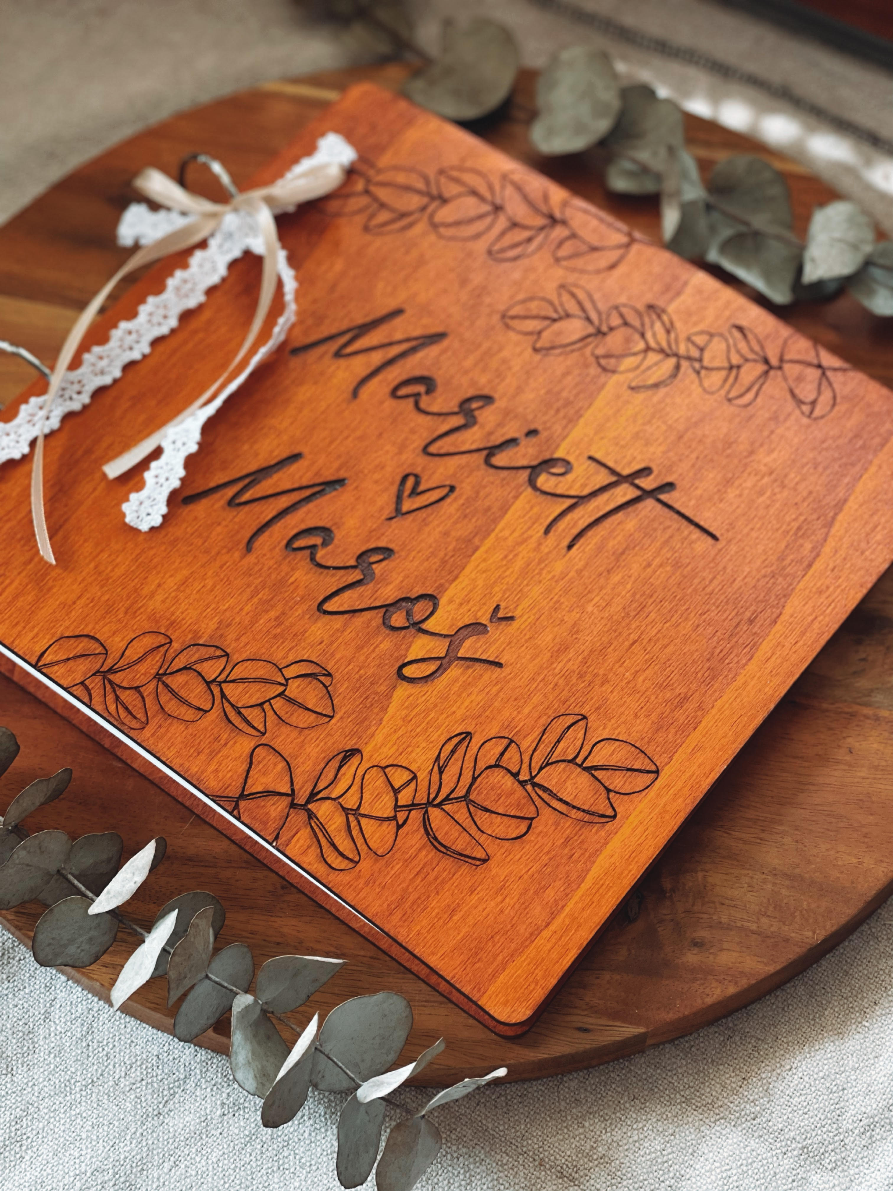 Svadobná kniha hostí personalizovaná, drevený fotoalbum - eukalyptus