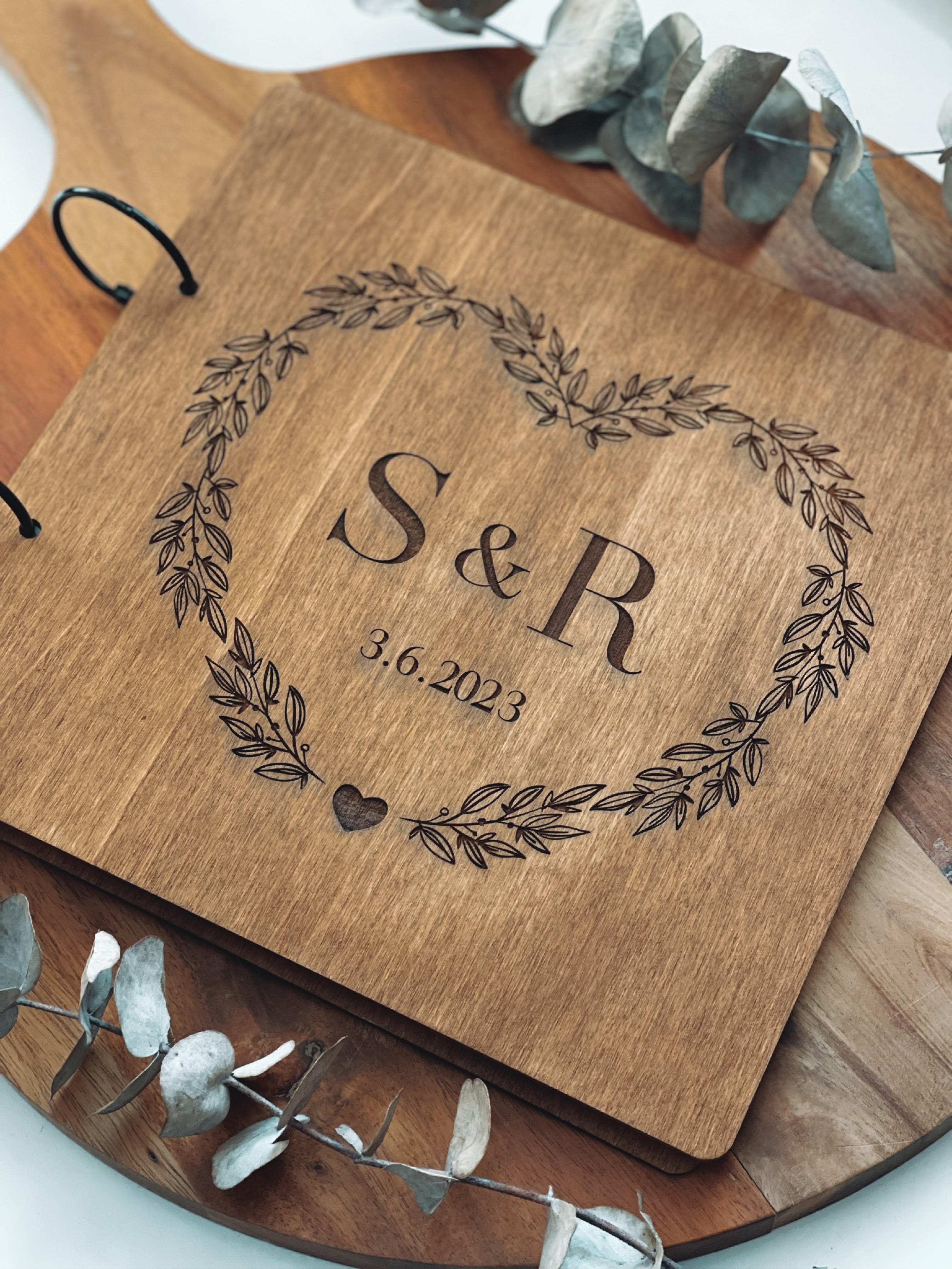Svadobná kniha hostí, drevený fotoalbum - srdce, personalizovaný