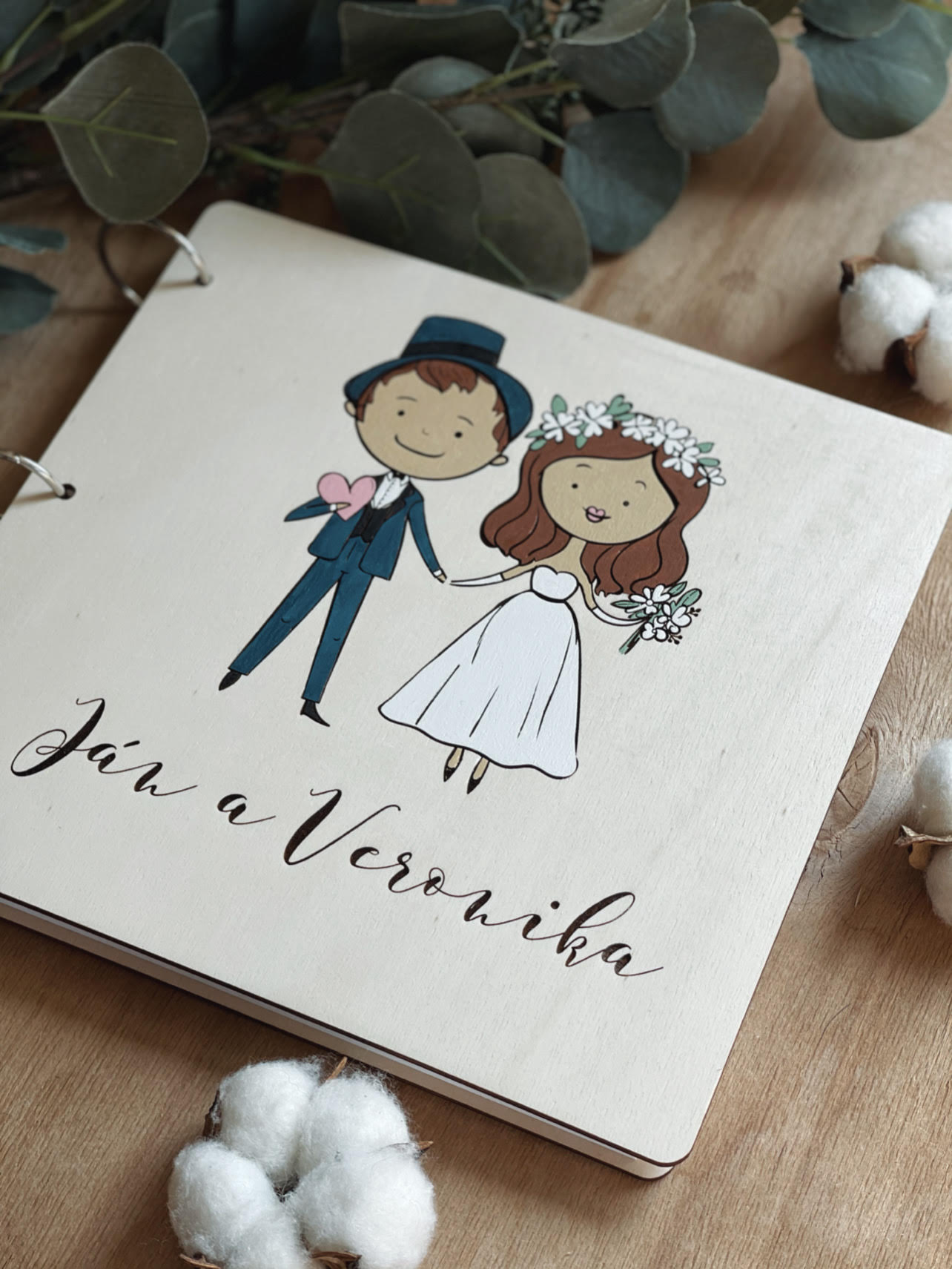 Svadobná kniha hostí, drevený fotoalbum - párik maľovaný