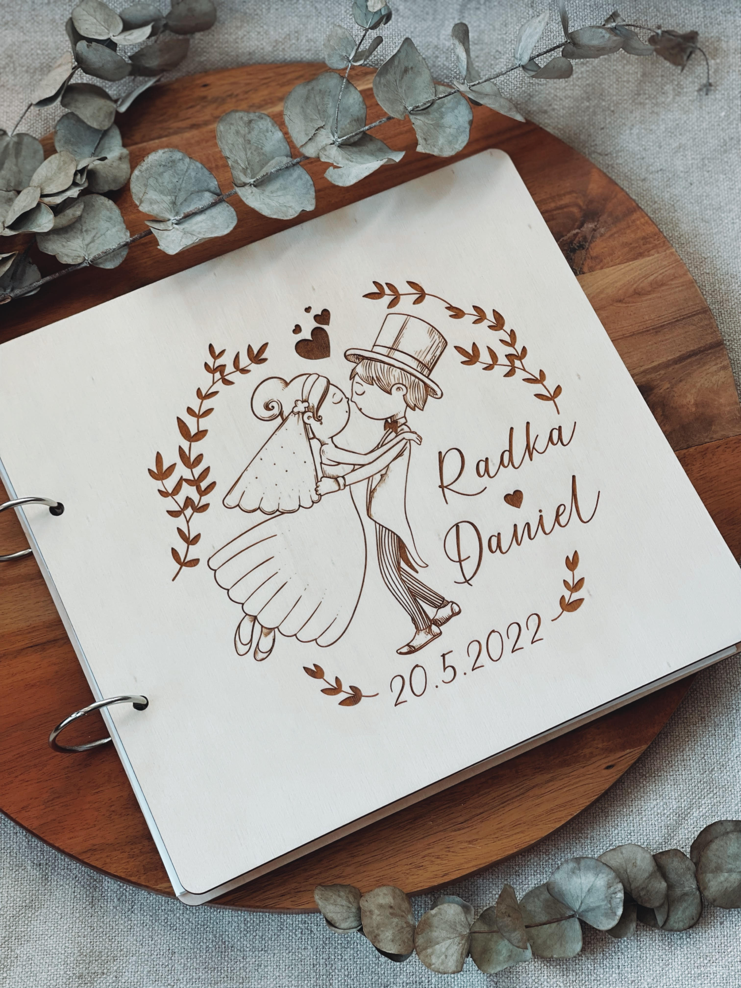 Svadobná kniha hostí, drevený fotoalbum - svadobný párik