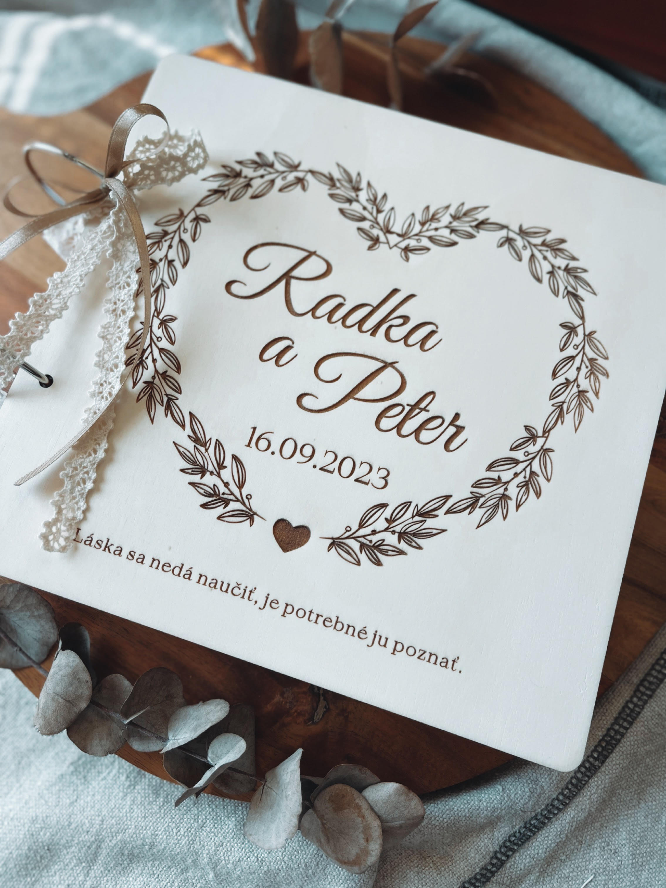 Svadobná kniha hostí personalizovaná, drevený fotoalbum - srdce