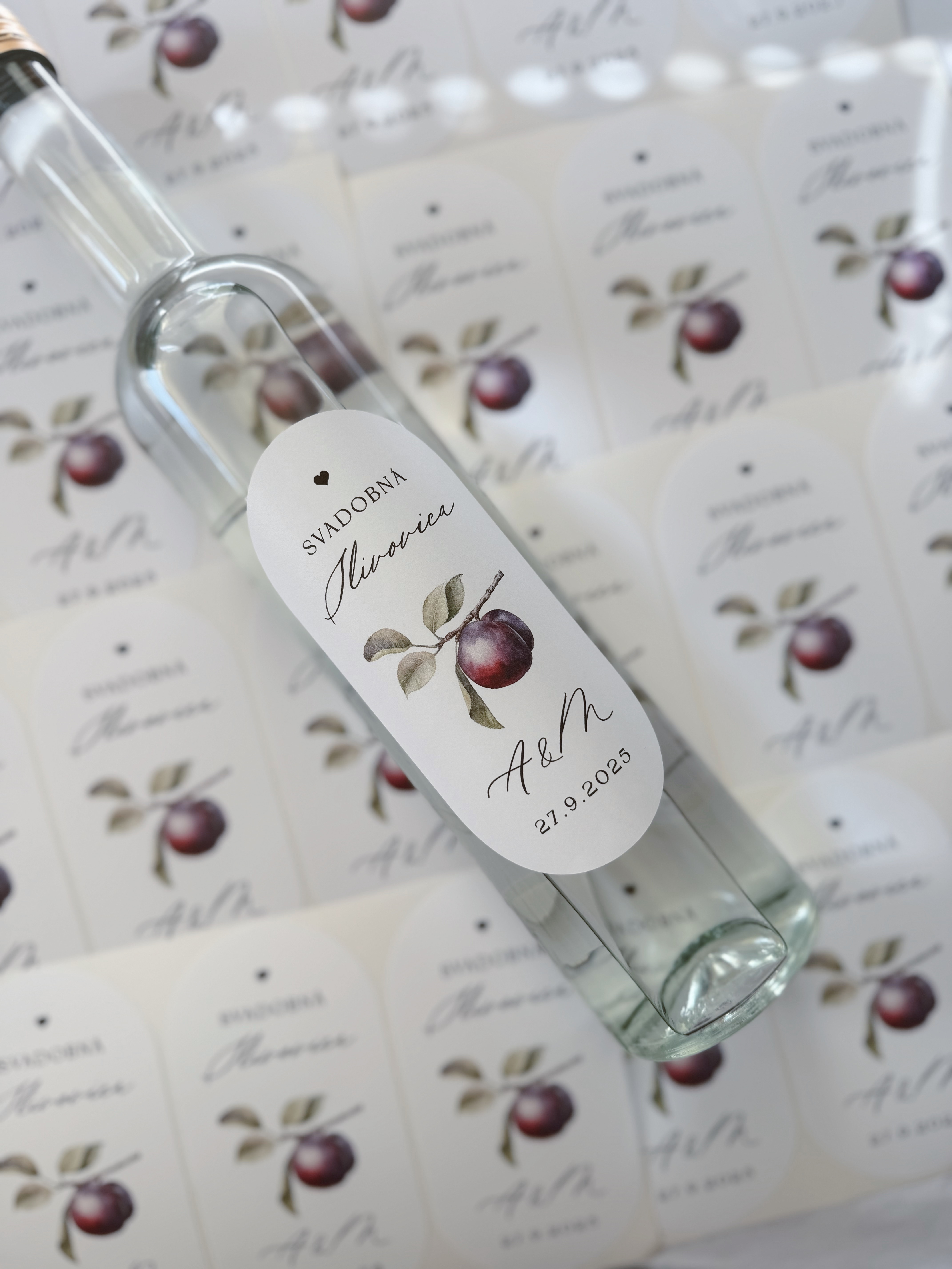 Nálepky oválne na svadobnú pálenku 300 ilustrácia slivka