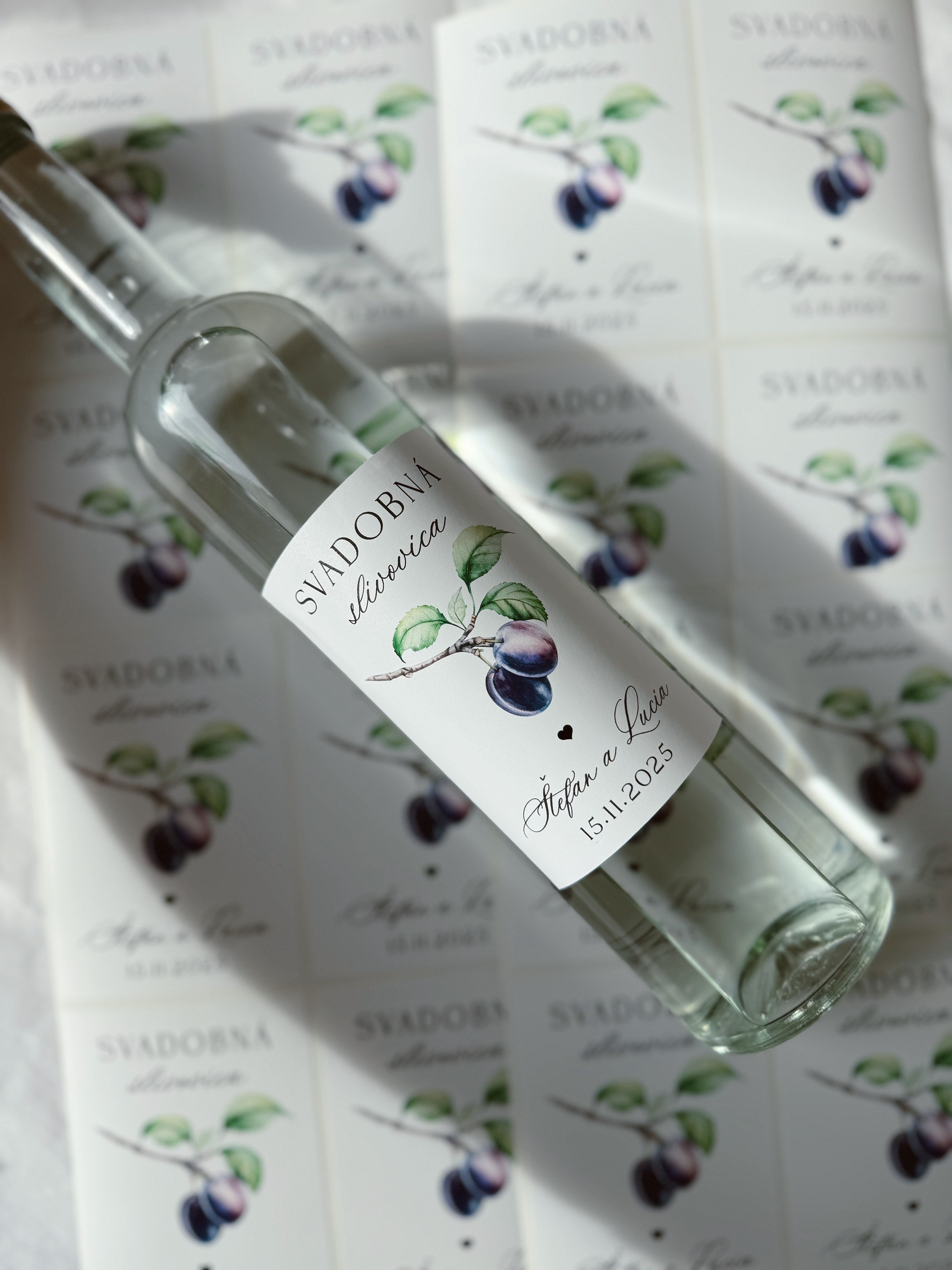 Nálepky na svadobnú pálenku 304 ilustrácia slivky