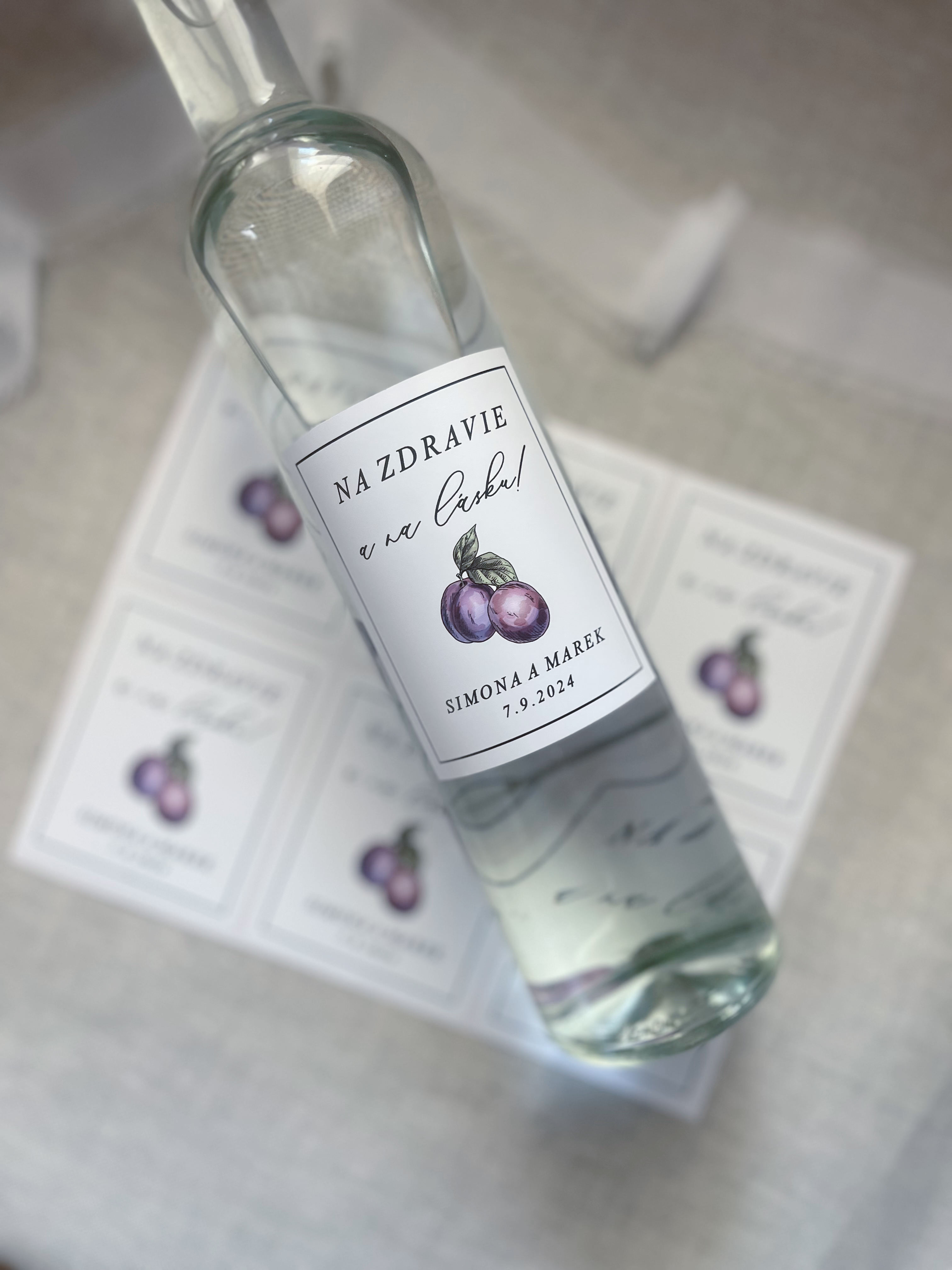 Nálepky na svadobnú pálenku 311 ilustrácia slivky